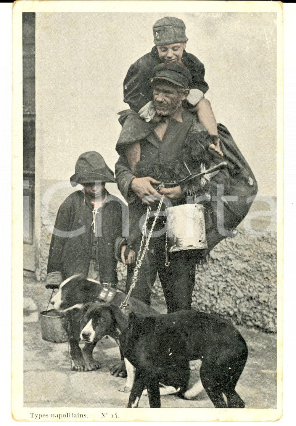Cartolina originale da collezione 1900 ca COSTUMI NAPOLI Lavoratore con i due figli e i cani Cartolina FP NV 1