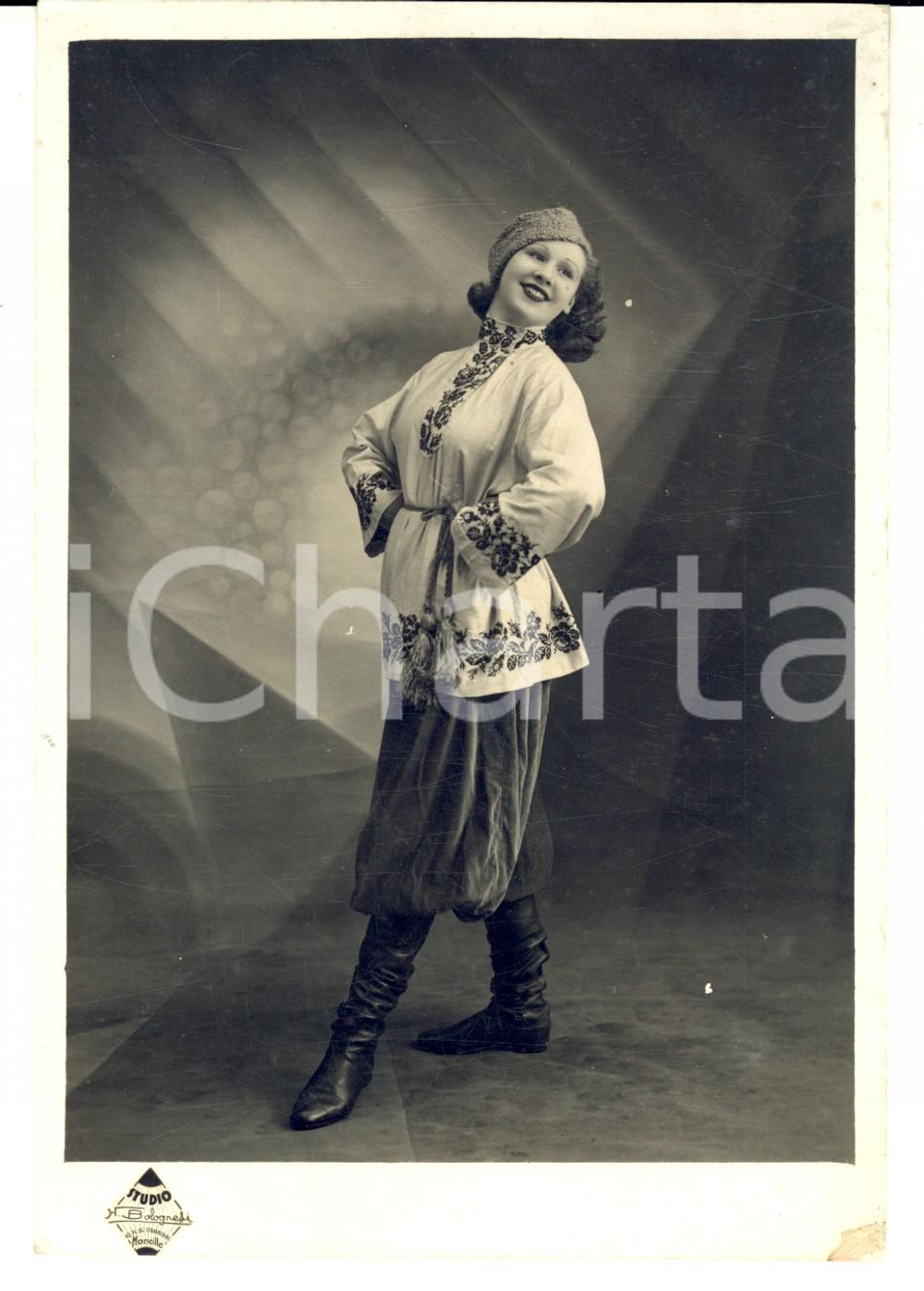 Fotografia d epoca originale 1940 ca MARSEILLE France Una soubrette in costume etnico Foto BOLOGNESI 12x17 1