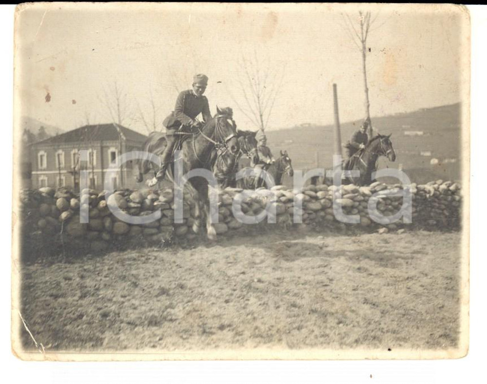 Fotografia d epoca originale 1920 REGIO ESERCITO Ufficiali in addestramento a cavallo Foto DANNEGGIATA 11x9 1