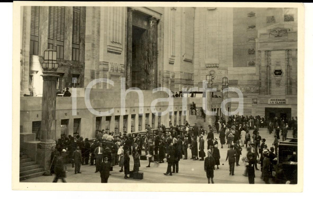 Cartolina originale da collezione 1940 ca MILANO Stazione Centrale  Salone biglietti Cartolina ANIMATA FP NV 1