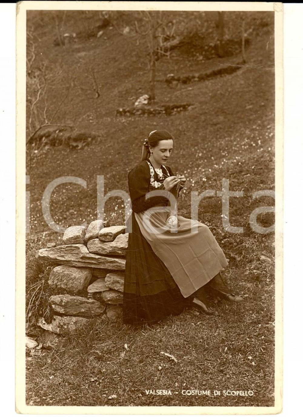 Cartolina originale da collezione 1939 SCOPELLO VC Donna lavora in costume della VALSESIA  Cartolina FP VG 1