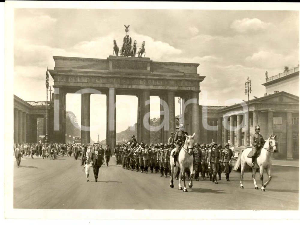 Cartolina originale da collezione 1940 ca BERLIN Einzug der Wache durch das Brandeburger Tor Cartolina FG NV 1