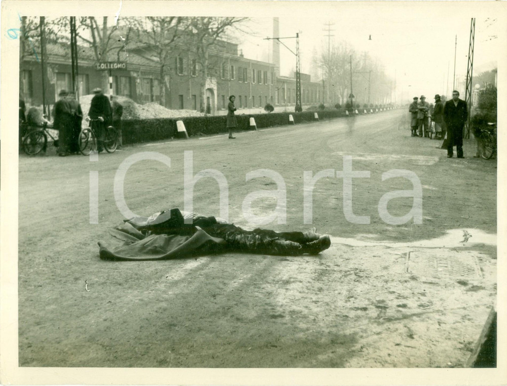 Fotografia d epoca originale 1940 ca COLLEGNO TO Cadavere in strada dopo incidente stradale Fotografia 1