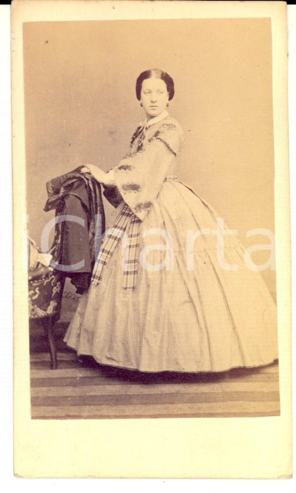 Fotografia d epoca originale 1870 ca MILANO Donna in abito a quadretti Fotografia Alessandro DURONI 1