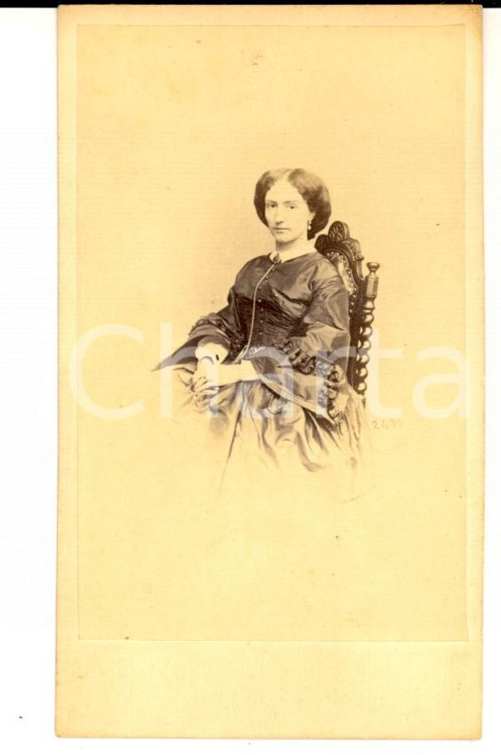 Fotografia d epoca originale 1870 ca MILANO Donna seduta in abito scuro Fotografia Alessandro DURONI 1