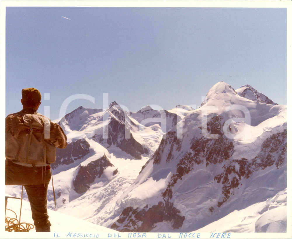 1980 ca VALLE D'AOSTA Scalatori osserva MONTE ROSA dalla ROCCIA NERA *Fotografia