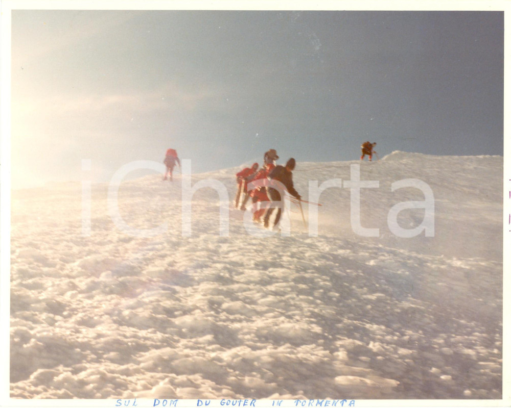 Fotografia d epoca originale 1980 ca VALLE D AOSTA Scalatori marciano sul DOME DU GOUTER durante una tormenta 1