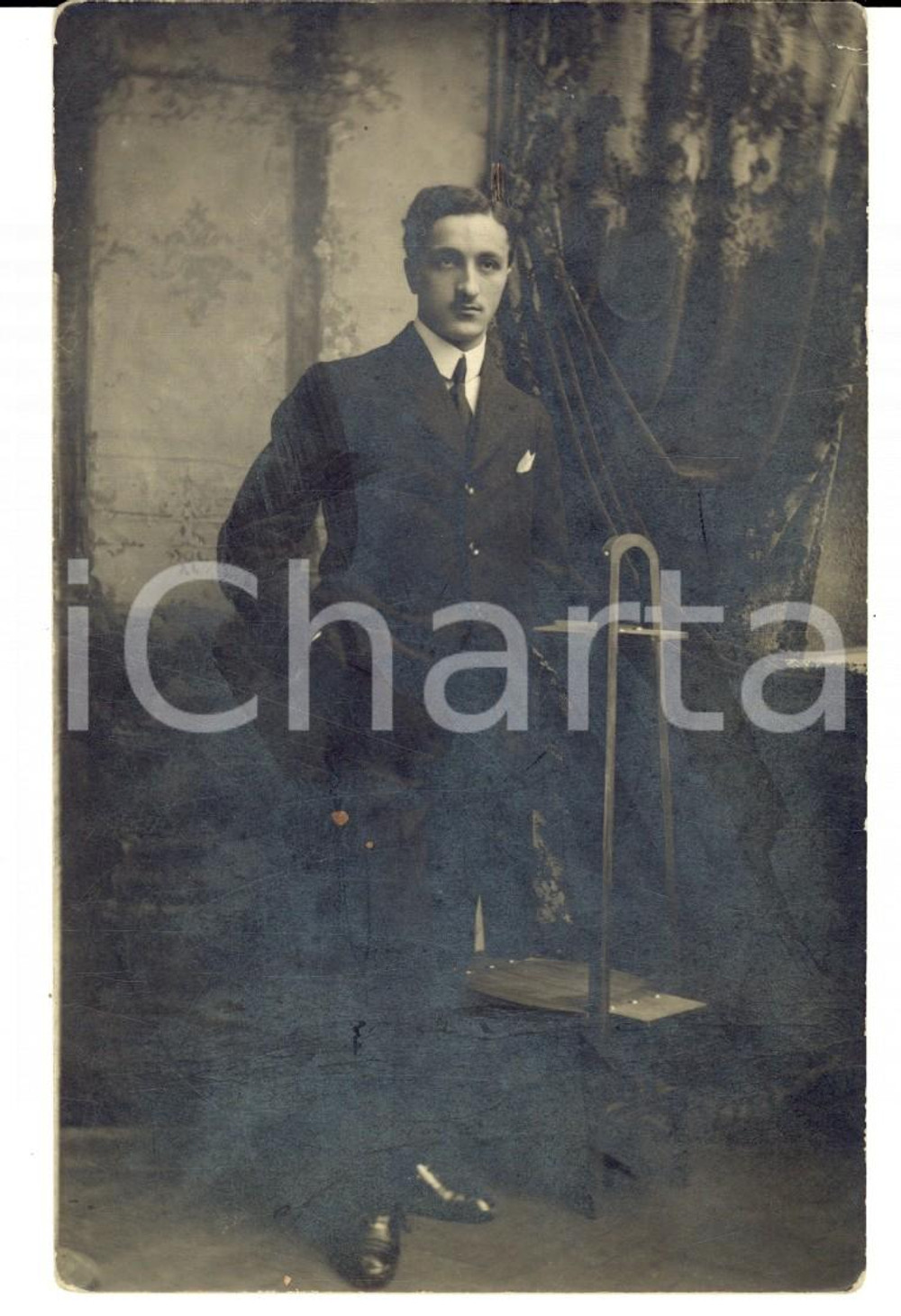 Fotografia d epoca originale 1920 ca TORINO Ritratto di giovane con la scala Fotografia A. COLOMBO 1