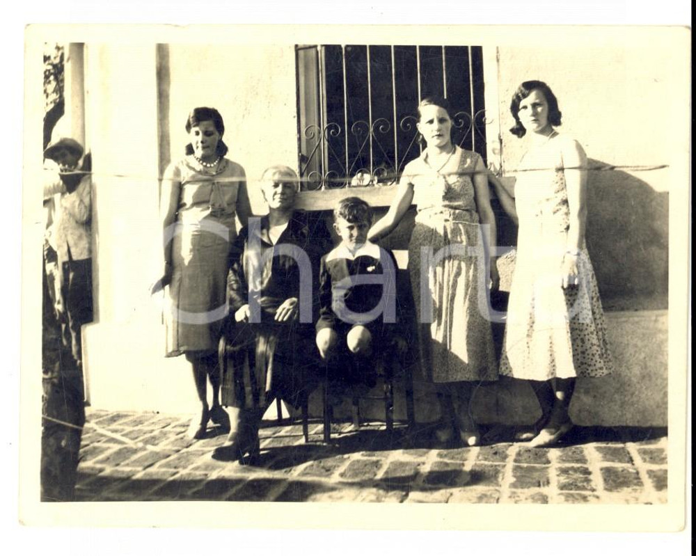 Fotografia d epoca originale 1940 ca AREA LOMBARDA ? Donne in cortile con bambino Foto 12x10 cm 1
