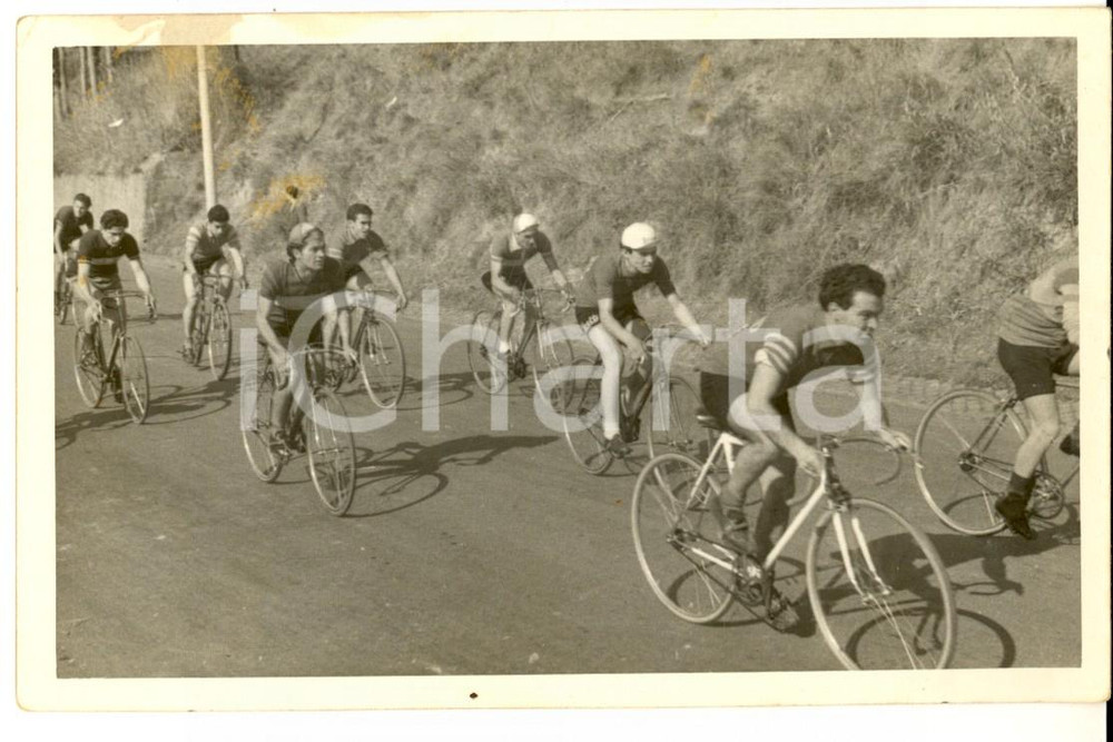 Fotografia d epoca originale 1950 ca ROMA CICLISMO Gara giovanile  Gli inseguitori Fotografia VINTAGE 1