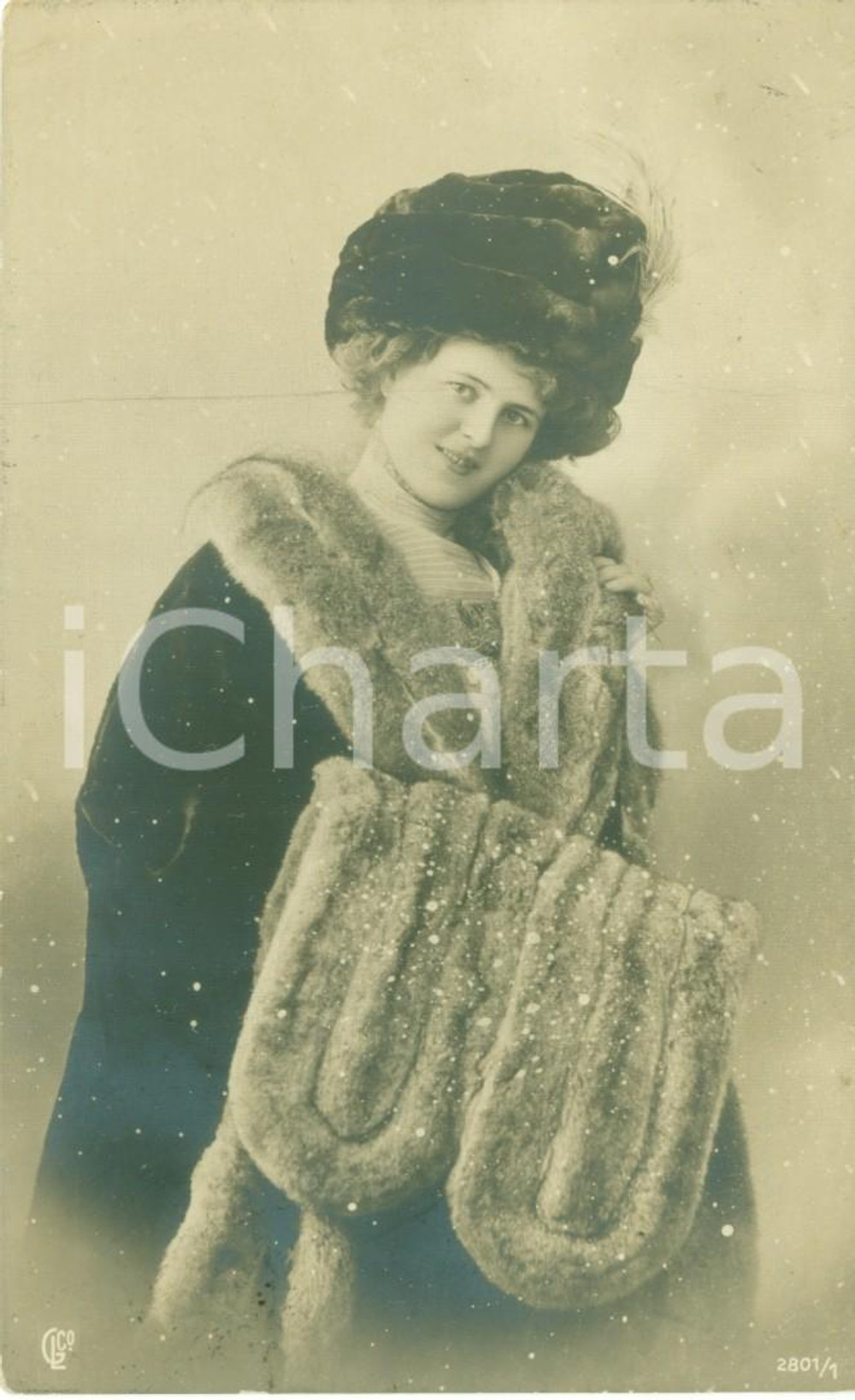 Cartolina originale da collezione 1911 BAGNASCO CN Giovane donna in pelliccia e colbacco Cartolina DANNEGGIATA 1