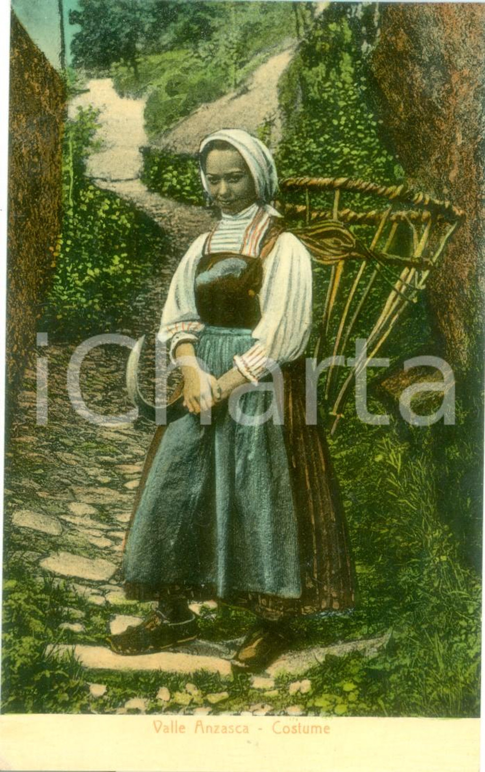 Cartolina originale da collezione 1930 ca VALLE ANZASCA Contadina in costume tradizionale con roncola Cartolina FP 1