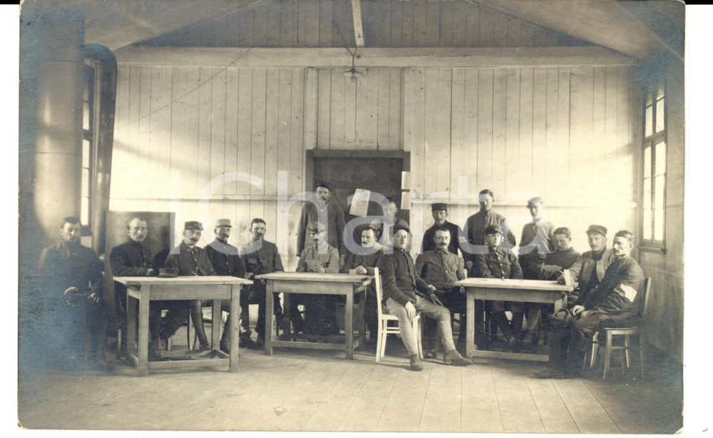 Fotografia d epoca originale 1915 WW1 FRANCIA Militari di fanteria tra i banchi di una scuola Foto FP 1