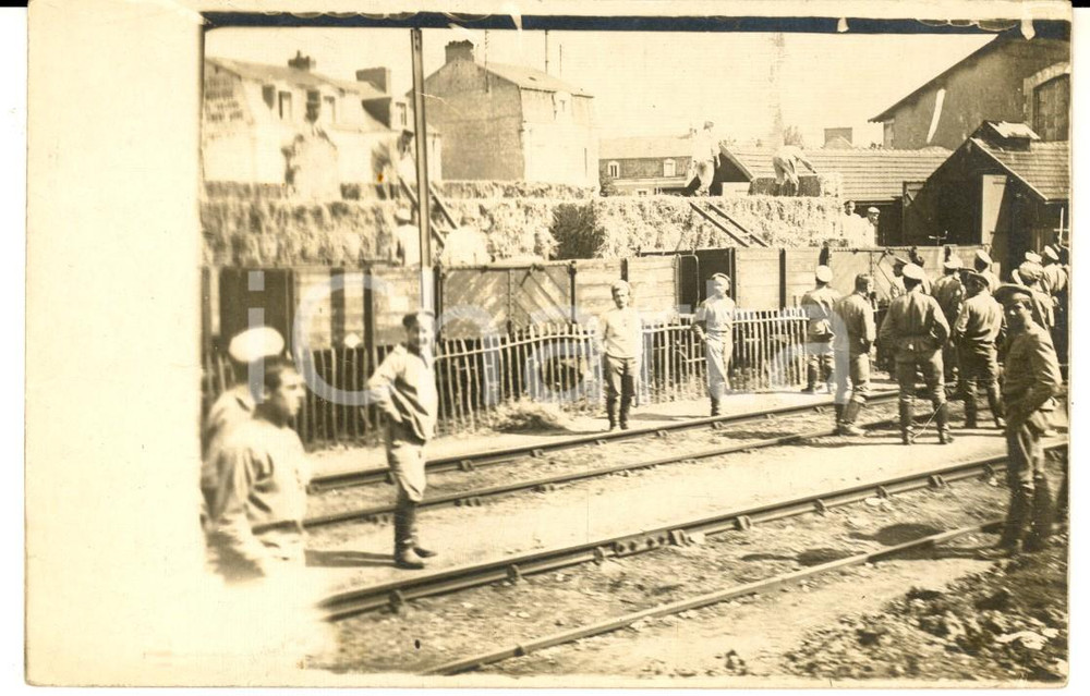Fotografia d epoca originale 1915 WW1 FRANCIA Militari di fanteria scaricano balle di fieno in una stazione 1