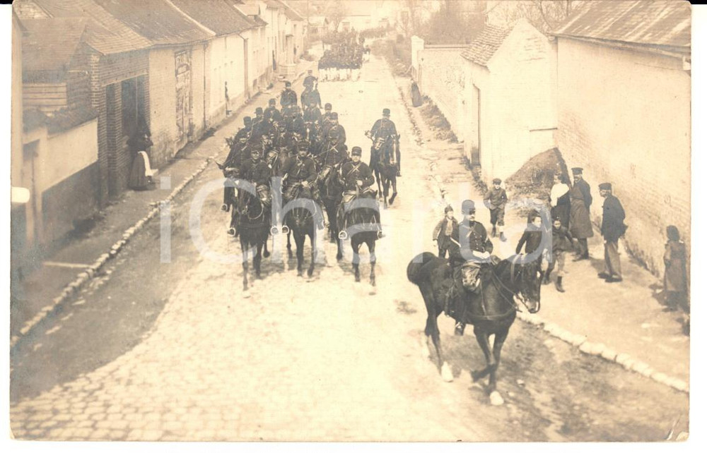 Fotografia d epoca originale 1910 ca FRANCIA Soldati di fanteria in addestramento a cavallo Fotografia FP 1