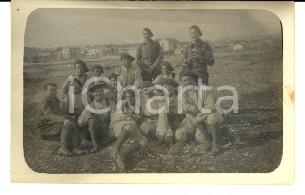 Fotografia d epoca originale 1915 ca FRANCE Chasseurs posent en campagne Photographie 1