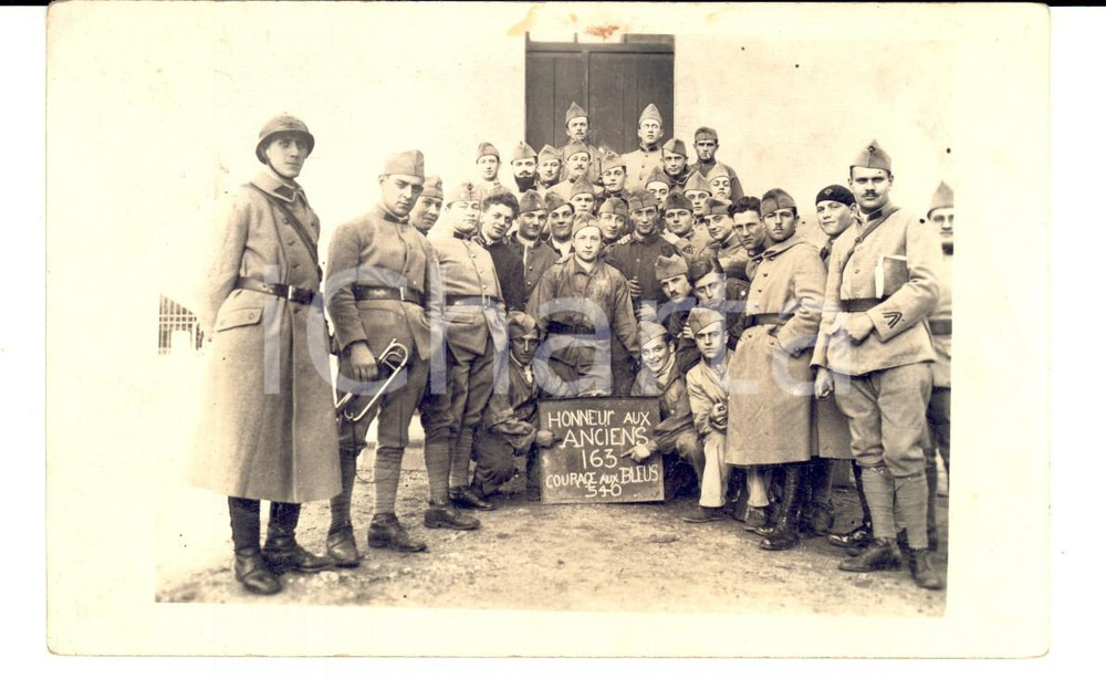 Fotografia d epoca originale 1915 ca WW1 FRANCE Militari di fanteria posano con un trombettiere Foto 1