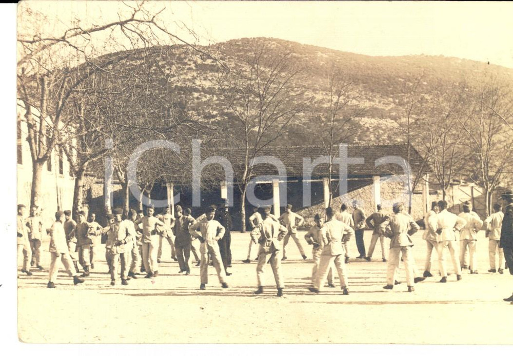 Fotografia d epoca originale 1912 SAINTHYPPOLITE VAR, FRANCE Allievi di una scuola militare in cortile 1