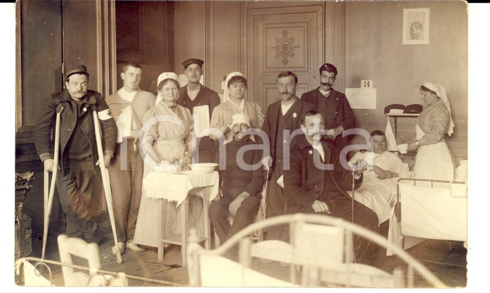 Fotografia d epoca originale 1915 ca WW1 CHATELLERAULT Ospedale militare  Feriti posano con le infermiere 1
