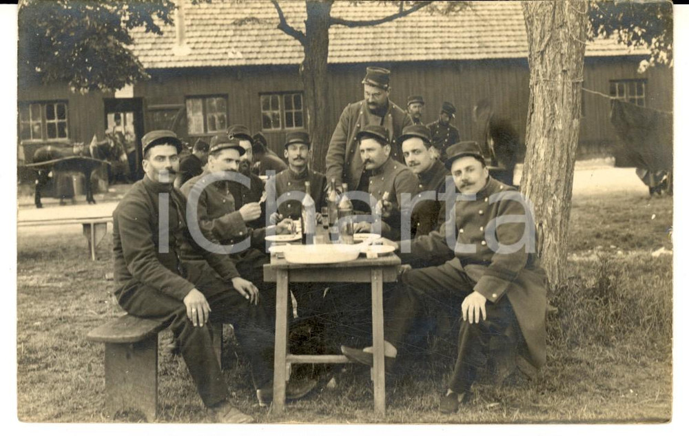 Fotografia d epoca originale 1912 NEVERS FRANCE Ufficiali di fanteria pranzano all aperto Foto RETY 1