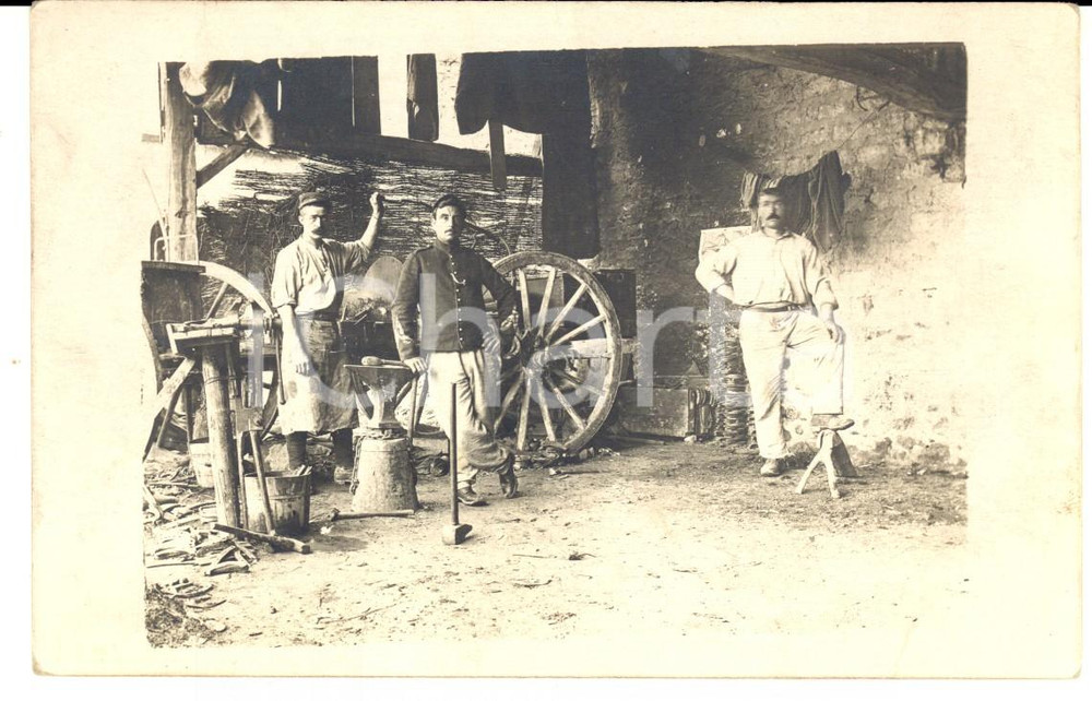 Fotografia d epoca originale 1915 ca WW1 FRANCIA Ufficiale posa in cascina con incudine e martello Foto 1