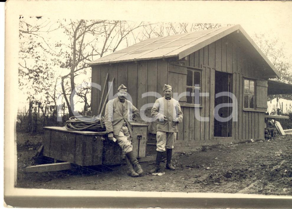 Fotografia d epoca originale 1915 ca WW1 FRANCIA Soldati di fanteria posano vicino a una capanna Foto 1