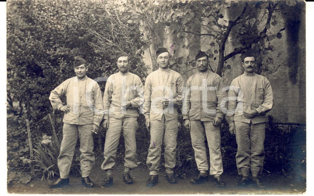 Fotografia d epoca originale 1915 ca WW1 LYON Soldato B. BENJAMIN posa con i commilitoni Photo PACALET 1 1