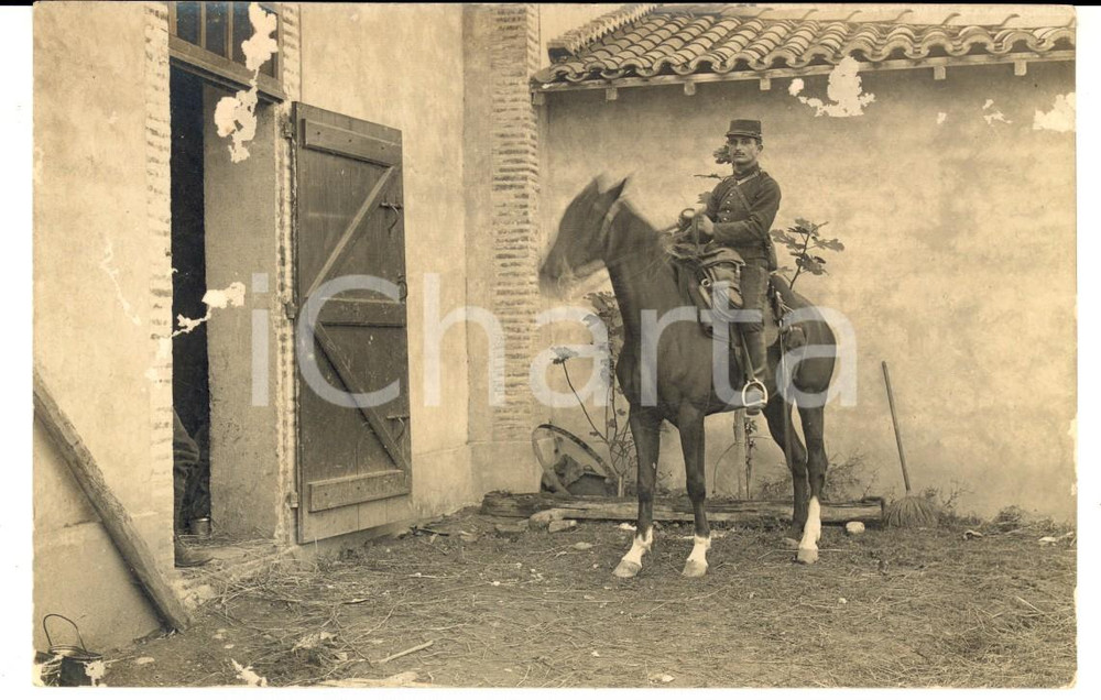 Fotografia d epoca originale 1915 ca WW1 FRANCIA Ufficiale di fanteria a cavallo in una cascina Foto FP 1