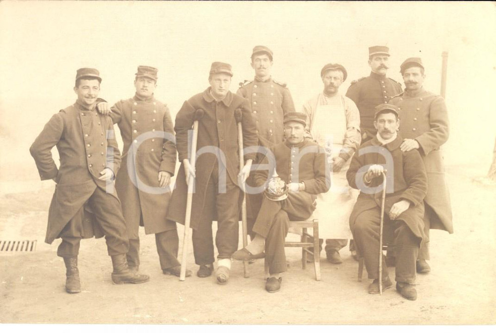 Fotografia d epoca originale 1915 ca WW1 FRANCE Ufficiali di vari corpi posano con un ferito di guerra Foto 1