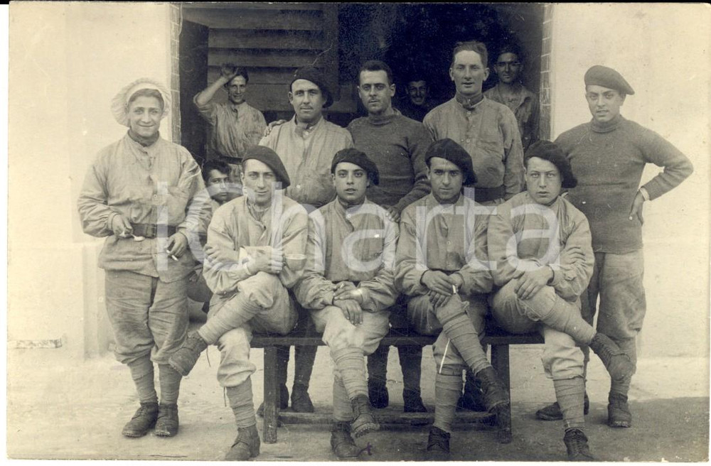 Fotografia d epoca originale 1915 ca WW1 NICE F Louis TRAVERSO pose avec ses camarades chasseurs Photo 1