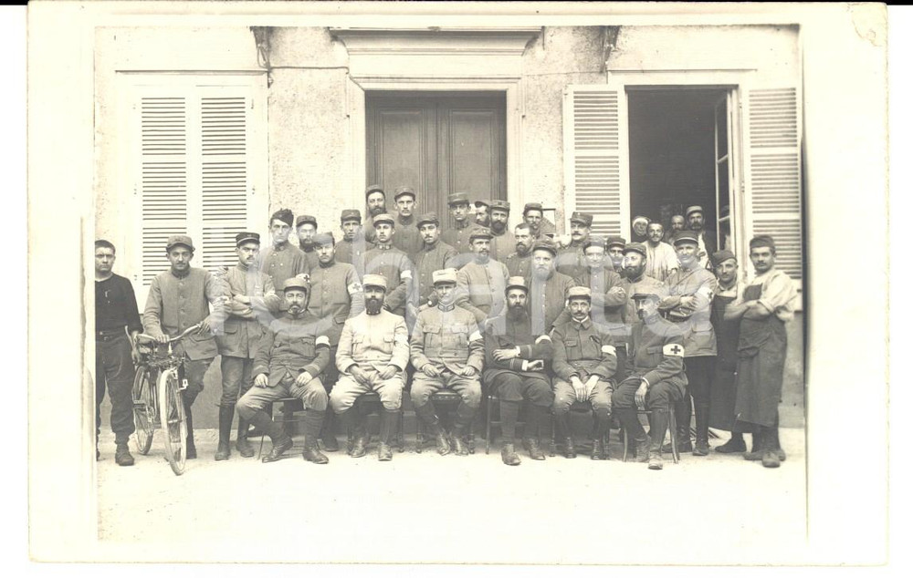 1915 ca WW1 FRANCE Ufficiali sanitari posano davanti a un'infermeria *Foto