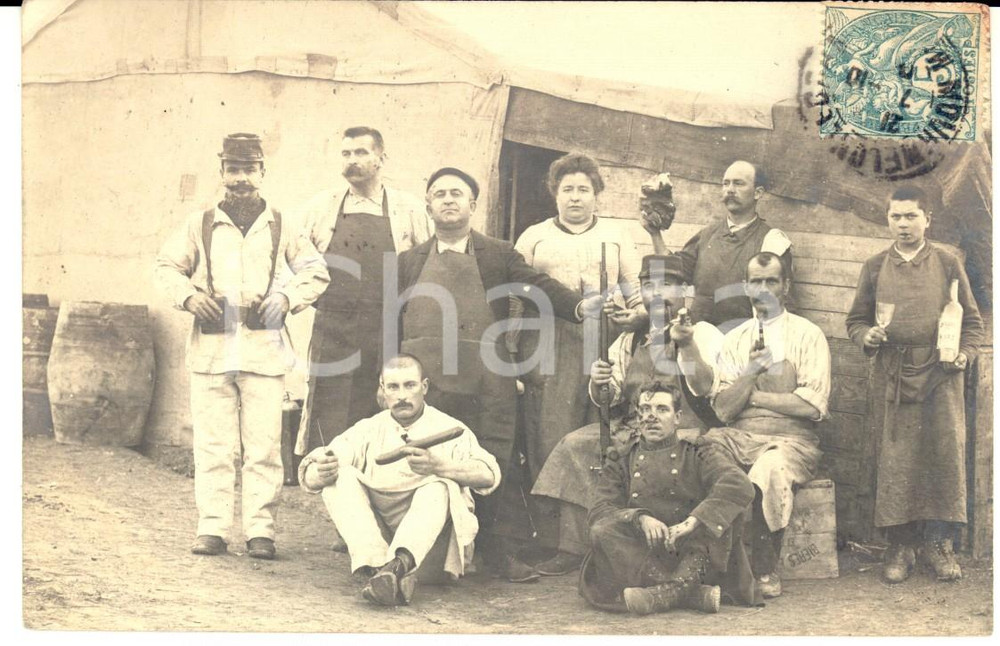 Fotografia d epoca originale 1904 MOURMELONLEGRAND F Soldats 106e RI avec du vin et des saucissons 1