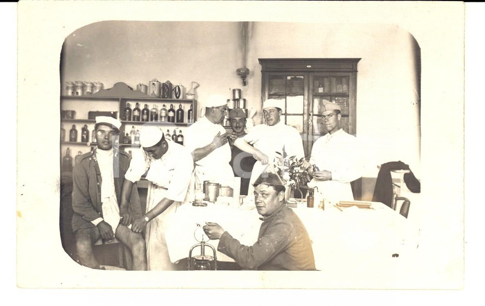 Fotografia d epoca originale 1915 ca FRANCE WW1 Infermeria militare  Medicazione di un ferito Foto FP 1