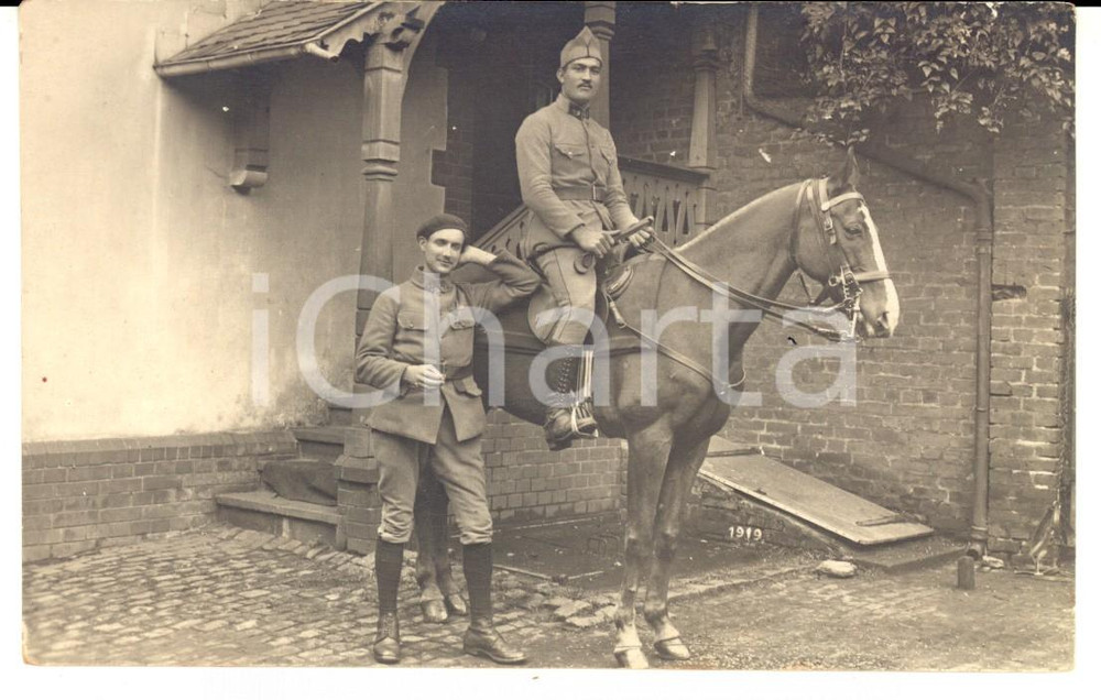 Fotografia d epoca originale 1919 AACHEN GERMANIA Militare a cavallo posa con un commilitone Foto 1