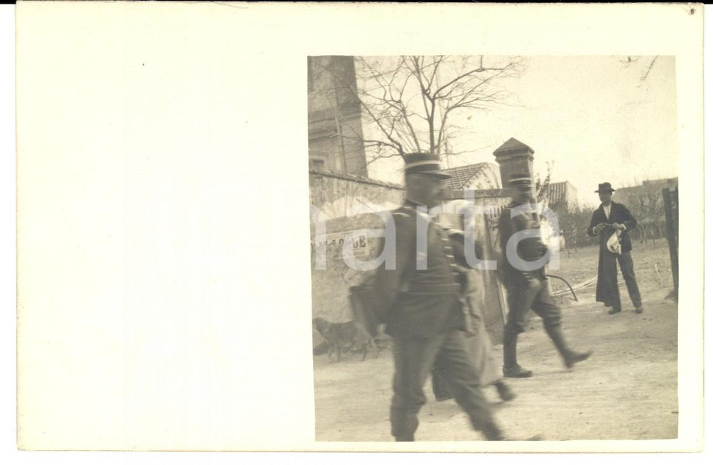 Fotografia d epoca originale 1915 ca WW1 FRANCE Ufficiali di fanteria catturano un anziana donna Foto FP 1