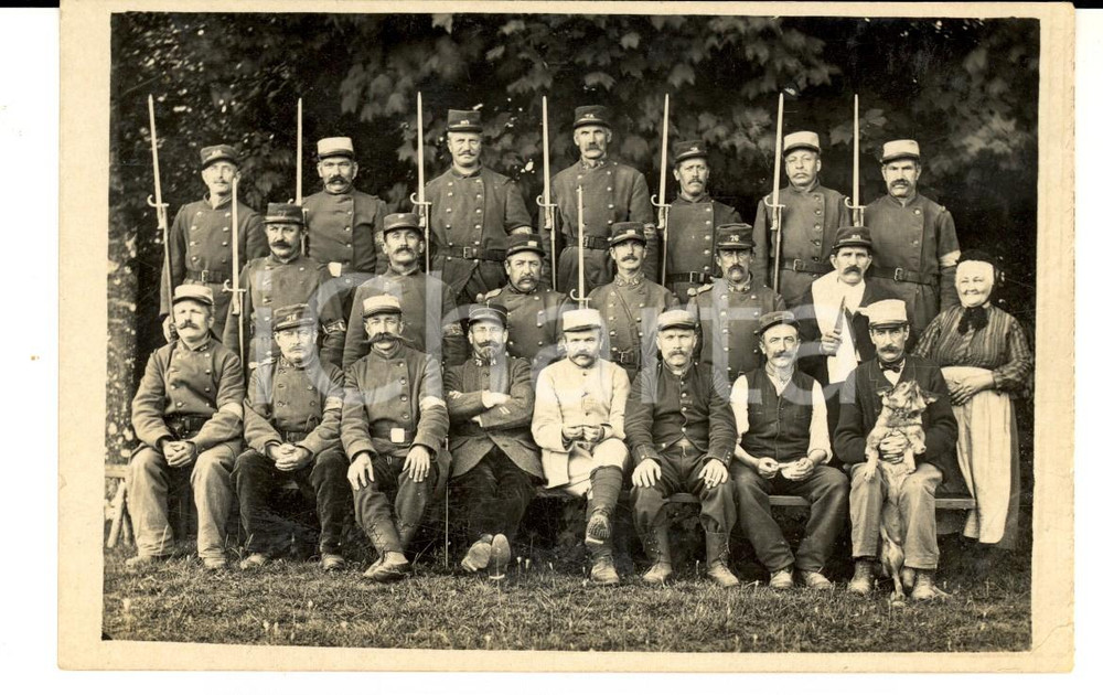 Fotografia d epoca originale 1920 ca FRANCIA Ufficiali di fanteria posano con le armi in pugno Foto FP 1
