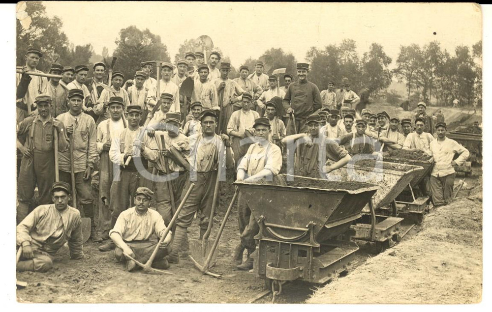 1910 ca FRANCE Allievi di una scuola militare al lavoro in una cava *Foto
