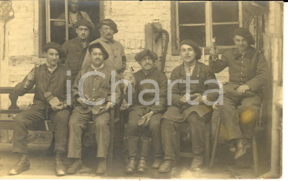 Fotografia d epoca originale 1915 ca WW1 FRANCE Chasseurs travaillent comme cordonniers Photo 1