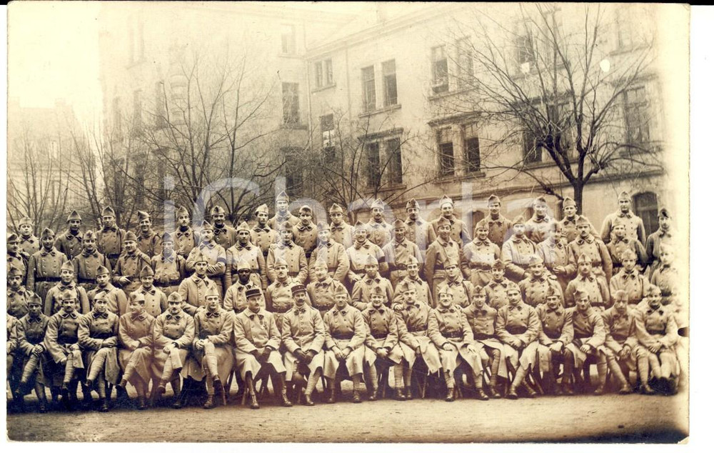 Fotografia d epoca originale 1915 ca WW1 FRANCE Soldats 11e RI posent dans une caserne Photo GRANDE GUERRE 1