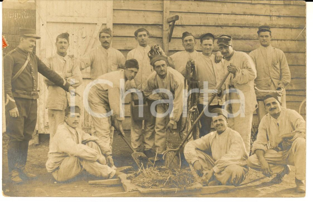 Fotografia d epoca originale 1911 ORANGE FRANCE Militari di fanteria di corvÃ©e a spalare fieno Foto FP 1