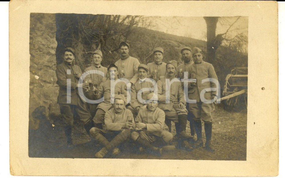 Fotografia d epoca originale 1915 ca WW1 FRANCIA Soldati di fanteria brindano con vino rosso Foto FP 1