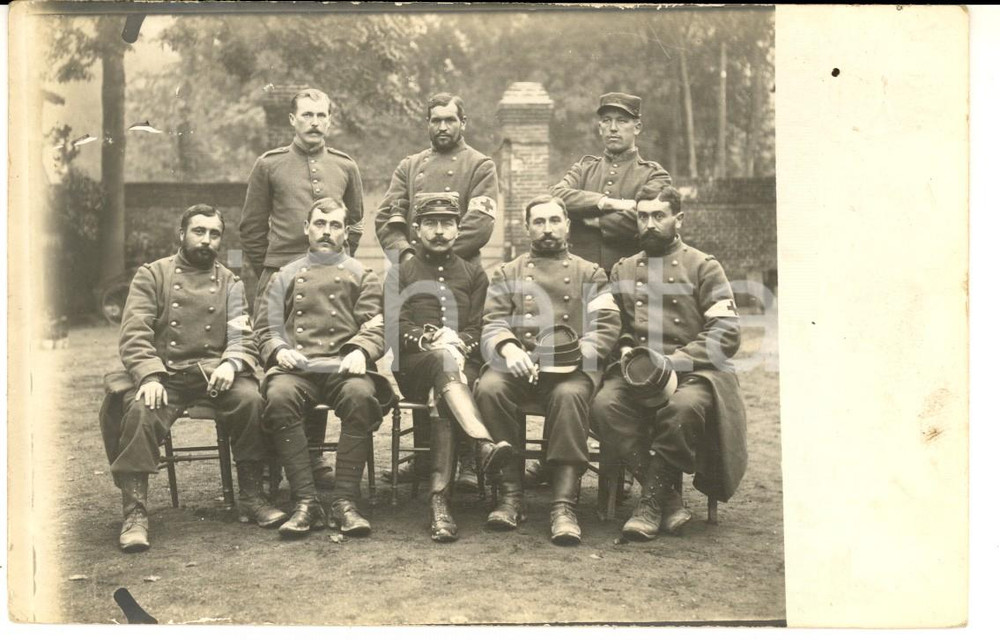 Fotografia d epoca originale 1915 ca WW1 FRANCIA Ufficiali sanitari posano nel cortile di una caserma 1