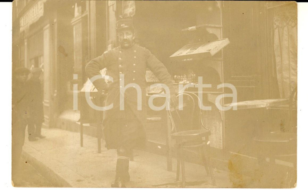 Fotografia d epoca originale 1915 ca WW1 FRANCE Sapeur du 111e RI devant un magasin Photo GRANDE GUERRE 1