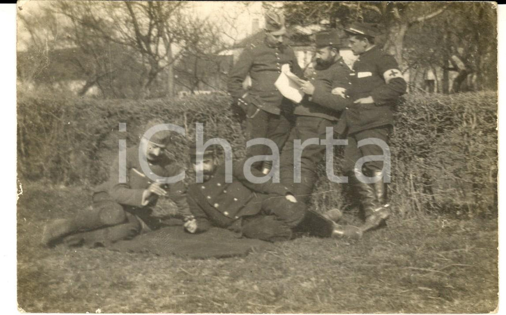 1915 ca WW1 FRANCIA Militari di fanteria discutono con ufficiale sanitario *Foto
