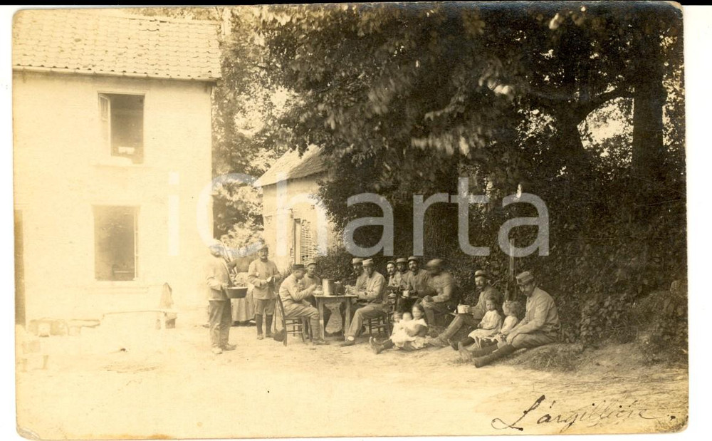 Fotografia d epoca originale 1916 WW1 LOEUILLY F Soldati di fanteria pranzano in rue de l ARGILLIERE Foto 1