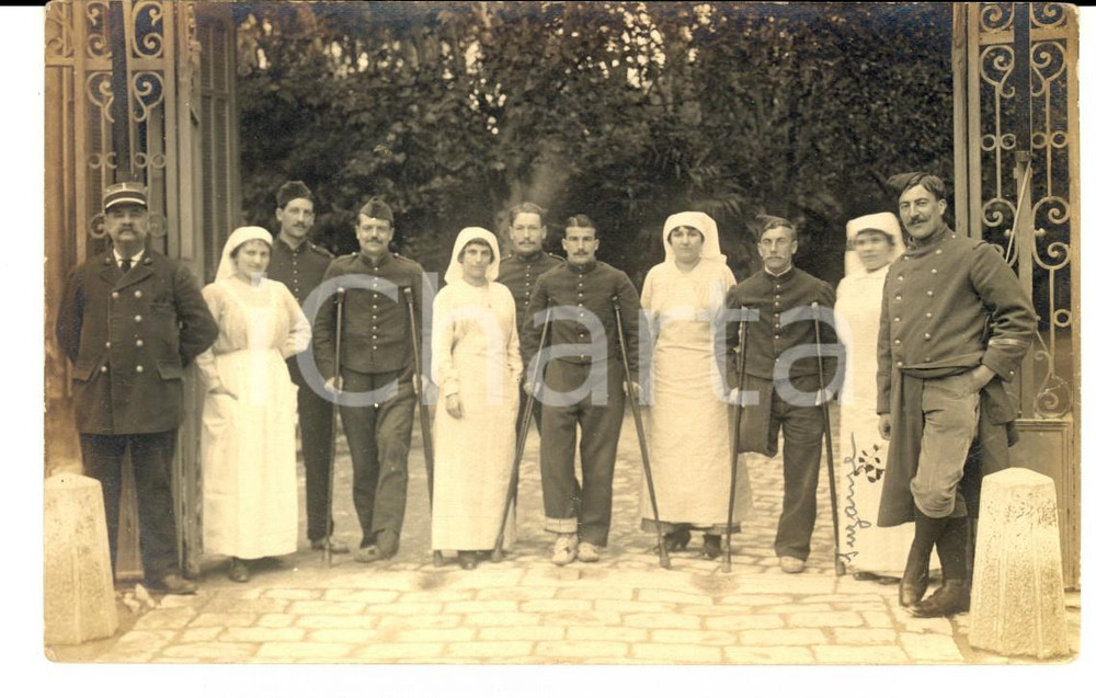 Fotografia d epoca originale 1915 WW1 FRANCIA Ospedale militare  Infermiere con feriti e mutilati Foto FP 1
