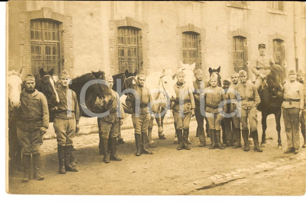 Fotografia d epoca originale 1915 ca ORLEANS F Soldati di fanteria posano con i cavalli Foto FREDIERE 1