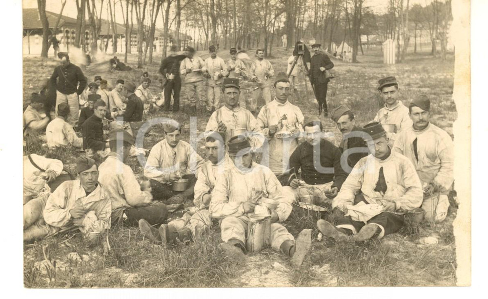 Fotografia d epoca originale 1912 FRANCIA Soldati di fanteria al rancio in un prato Fotografia FP 1