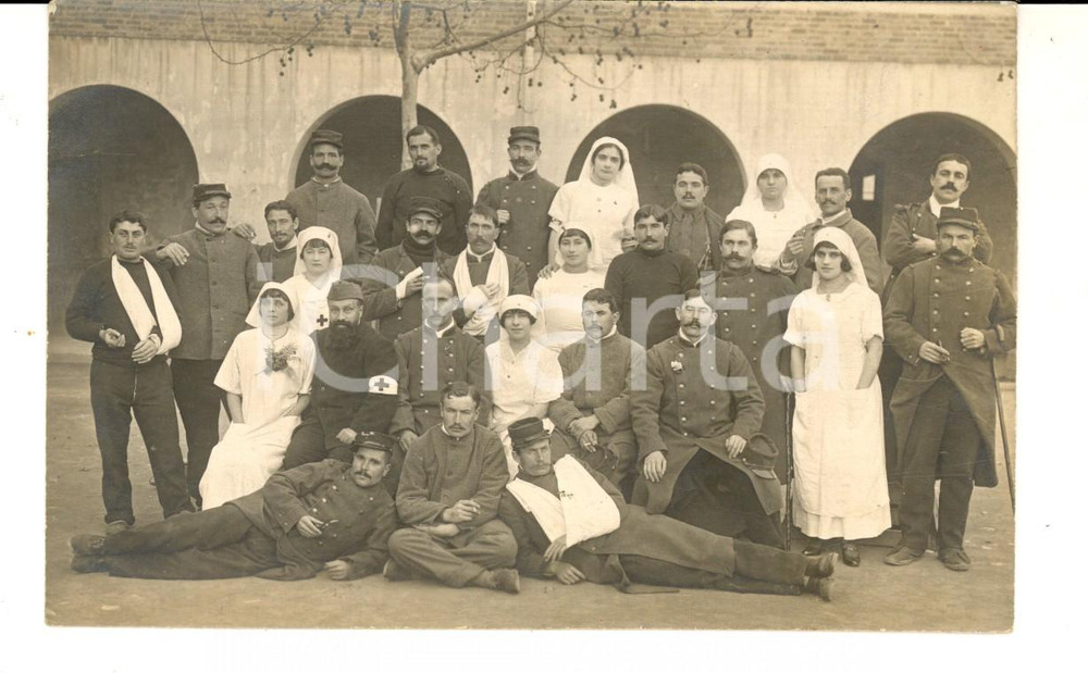 Fotografia d epoca originale 1915 ca WW1 FRANCIA Ospedale militare  Jacques HERISSON con feriti e infermiere 1