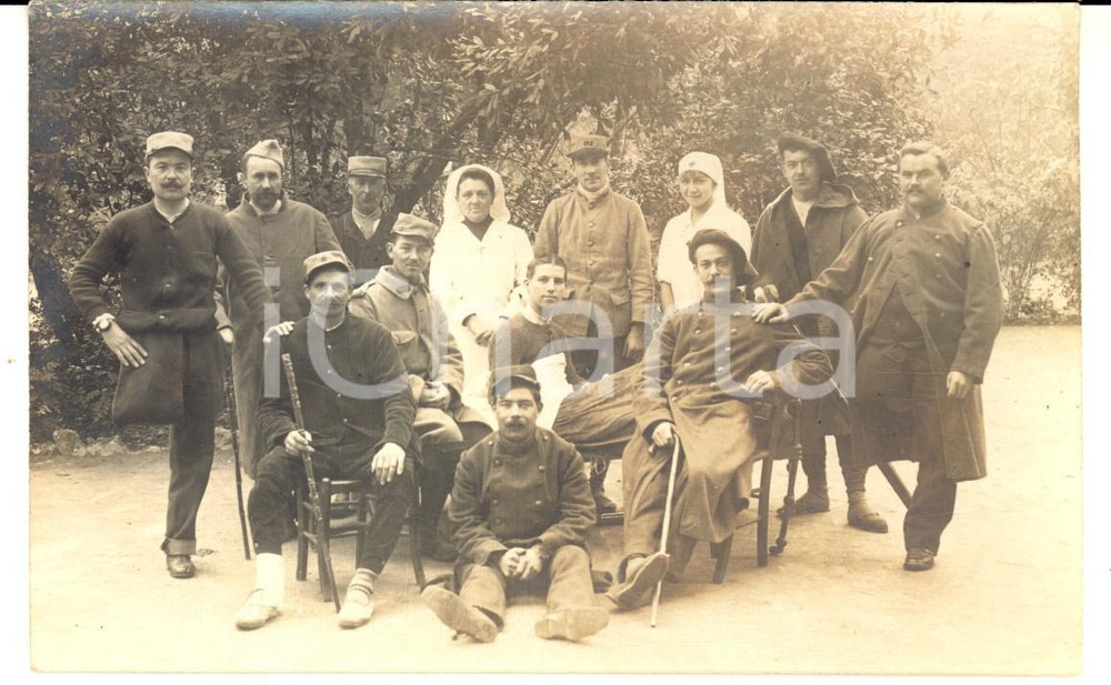 Fotografia d epoca originale 1915 ca WW1 FRANCE Suore con i feriti e i mutilati di un ospedale militare Foto 1